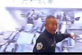 没有比较，就没有差距。看看港警小姐姐的装备。#防御式安全执法#警察##公安#辅警#交警@中国警察网 @警察特训计划 @中国警方在线