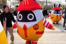 原来在玩偶服里，真的看不见东西呀！ #绝区零 #金拱门出金 #绝区零麦当劳联动