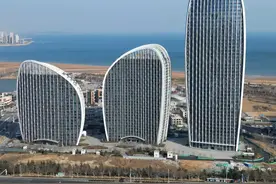 发展迅速的青岛西海岸新区 青岛西海岸新区坐落于山东半岛东南隅，依山傍海，风景秀丽。这里不仅是国家级新区，还拥有世界级的深水良港——董家口港，以及金沙滩、唐岛湾等自然景观。西海岸融合了现代都市的繁华与海洋文化的深邃，是集经济、旅游、文化于一体的综合性区域，展现了青岛的活力与魅力。#好客山东 #青岛西海岸新区 #黄岛 #青岛 #内容启发搜索视频封面