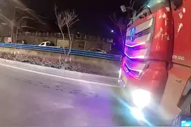 货车安装“爆闪灯”，影响驾驶安全，交警直接拿下！ @杭州交警 #道路千万条安全第一条视频封面