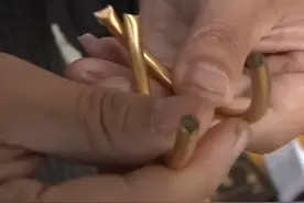 朱女士这购买的厚壁中空的金手镯，有了最新的进展，黄金回收人员拿走两小时后，声称是假的。视频封面