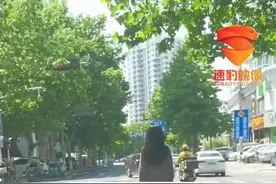 女孩疑受刺激在快车道上行走，好心大哥开车在后面护送，网友：人品配得上迈巴赫#女孩 #危险行为 #好心人 #护送 @抖音短视频 视频封面