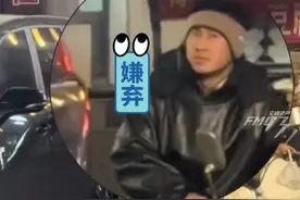 小伙打电话催路边摊老板上班，没想到遭老板白眼，老板：本来是自由职业，现在得准时上班视频封面