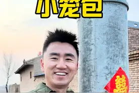 天上布满乌云，我仿佛折叠成另一个人，无精打采，混混沌沌。混沌的清晨，混沌地出门，混沌着狂奔，彻骨的寒冷能否唤回丢失的灵魂？混沌的笑，乱纷纷。我推开门，炉火炽烈，包子热气腾腾。一根萝卜，从冬到春，依然丰腴而精神，而我，也该搓搓手，把混沌埋进魅惑的坟。#宁夏牧飒视频封面