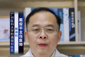 精神分裂症药物治疗的5个知识点！ #涨知识 抗精神病药物治疗应作为精神分裂症患者首选的治疗措施，而健康教育、工娱治疗、心理社会干预等措施应该贯穿治疗的全过程，即目前倡导的全病程治疗。下面给大家说说精神分裂症药物治疗的5个知识点：        
1、药物选择原则：应根据患者对药物的依从性、疗效、耐受性、长期治疗计划、既往治疗的体验、年龄、性别及经济状况等综合考虑后选择药物。
2、药物使用原则：建议早期、适量（一般指药品说明书推荐的治疗剂量）足疗程、单一用药、个体化用药的原则。一旦确定患者有药物治疗指征，应启动抗精神病药物治疗。
3、药物治疗程序：治疗程序包括：急性治疗期一般4-6周），其主要目的是尽快控制症状防止疾病所致的继发性伤害；巩固治疗期（至少6个月），主要目的是防止疾病复燃，协助患者恢复病前社会功能；维持治疗期（时间不定），目的是防止疾病复发，进一步改善社会功能的整合和提高生活质量。
4、合并用药原则：如患者持续出现焦虑、抑郁和敌意等症状，可合用相应的药物对症处理。如患者经合适的抗精神病药物，甚至包括了氯氮平治疗，但仍表现持续的阳性精神病性症状，可合用辅助药物（增效药物）或电抽搐（ECT）治疗，或经颅磁刺激治疗，或联合使用不同种类的抗精神病药物，亦可单独应用ECT治疗。
5、安全监测与不良反应的处理：尽管抗精神病药物总体上相对安全，但不同的药物对少数患者会有影响。因此，在开始抗精神病药物治疗前均应常规检查血压、心率、体重指数，血常规，肝、肾、心功能，血糖、血脂、血电解质等，并在服药期间要定期复查对比，发现问题及时分析处理。患者在使用药物时，一定要在医生的指导下使用，如果患者出现精神分裂症的症状，要及时去医院寻求专业医生的帮助。#硬核健康科普dou来说 @创作灵感小助手视频封面