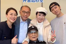 霍汶希晒与谢霆锋一家合影#谢霆锋 #谢贤 #狄波拉 #演唱会视频封面