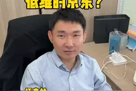 京东美团"空投"外卖大战 你以为外卖大战还在拼骑手福利？美团早把战场搬到了天上！无人机顶着暴雨送奶茶，3公里配送从40分钟卷到5分钟，算法直接‘折叠空间’。京东130万骑手日单量差20倍，这场仗还没开打就输了一半？#无人机外卖革命  #美团VS京东黑科技  #低空经济暴富密码