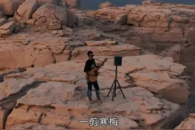 曾今追过的班花她嫁给老王啦，一剪寒梅大雪呼呼的刮，你说时间它到底饶过谁啊#时间对你们下手了吗 #无人区穿越 视频封面