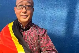 神奇动物在哪里？随手一抓变出活鱼，古彩戏法艺人薛新才秀绝技 【社区达人｜神奇动物在哪里？随手一抓变出活鱼，#古彩戏法艺人薛新才秀绝技】在北京市大兴区庞各庄镇薛营村的一间小院里，中国传统古彩戏法艺人薛新才身着一袭大褂，手持一方绸布，气定神闲地站在观众面前。“您瞧好了，这叫‘平地拔杯’。”他将布铺在桌上，在布中央扣上一个圆环。双手往圆环中心一探，一只碗竟从平整的桌面上凭空显现。绸布抖开的瞬间，一个盛满清水的碗已出现在薛新才手中，里面竟还游着两条金鱼，引得观众阵阵惊叹。