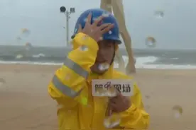 7月20日，广东深圳，台风“韦帕”来袭，大梅沙海滨公园浪高2米，《第一现场》客户端记者肖青现场不断被风沙“打脸”。#台风韦帕 #风大浪急 #现场直击