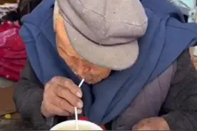 95岁爷爷调“深水炸弹”，白酒定香 啤酒提口感 牛奶养胃。更多资讯，关注 @河北广播电视台 感谢支持~（视频来源：@老爹和小她）视频封面