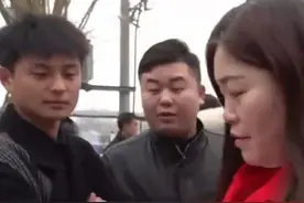 太昊陵庙会摊位拍卖现场火爆，小伙豪气冲天：带了六十多万，准备拿下八个摊位#太昊陵 #庙会 #河南dou知道 #媒体精选计划视频封面
