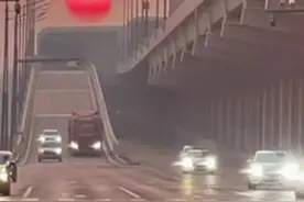 长春现绝美晚霞！氛围感配色仿佛天空打翻了调色盘。#想看看你拍到的绝美晚霞 #治愈系风景 #好的晚霞分享给喜欢的人  （责编：姚瑶 编审：裴晶莹 监审：董杰）视频封面