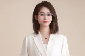 春运很挤但这样的乘警很温暖 #春运抢票难 #热点新闻事件 #春运视频封面