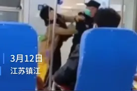 江苏镇江 疑因输液后拔针太疼 一女子大闹医院 保安被扇耳光后马上回击 官方：正在处理 结果出来后会公布视频封面