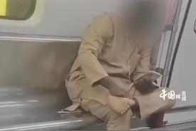 广州地铁一老外脱鞋抠脚，乘客：抠了两三分钟，都离他远远的视频封面