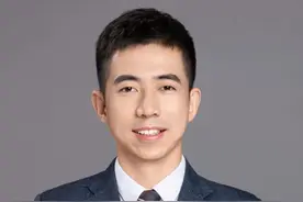 ⚠️ 西安专项整治后，这些养鸟行为可能坐牢！ 【1分钟速懂】西安最近大动作：查获29只国家二级保护鸟类，9人被刑拘！有粉丝家属因养2只鹦鹉被刑拘，很多粉丝朋友问我：养鸟也能犯罪？
3大误区你别踩👇
⚠️ 误区1："人工繁殖的鹦鹉可以随便养"
❌ 错！只要属于《国家重点保护野生动物名录》或CITES公约名录（如金刚鹦鹉、非洲灰鹦鹉），就算人工繁育也受同等保护！曾有深圳案件因养3只鹦鹉被判刑改判
⚖️ 量刑关键：
一只非洲灰鹦鹉=5万以上案值 远超2万元入罪门槛！
（附西安查获品种：红嘴相思鸟/画眉鸟均为二级保护）
✅ 律师支招3步自救：
1️⃣ 立即核实鸟类品种
2️⃣ 保存购买/繁育证据链（票据/孵化视频等）
3️⃣ 关注鉴定报告是否注明"人工繁殖"（直接影响量刑）
#危害珍贵、濒危野生动物罪 #取保候审 #抖来普法2025 #西安刑事律师许睿 #陕西刑事律师许睿