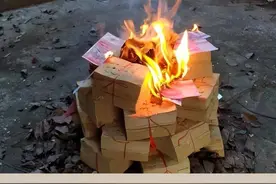 清明扫墓为什么要烧纸钱？ #清明节 #纸钱 #民俗视频封面