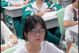 毕业前听力测试突然响起《再见》，孩子们笑着笑着就哭了。回不去的年少时光，有些人，转身就是一辈子。