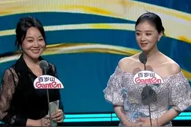 #闫妮  #蒋欣  共同揭晓#第30届上海电视节 白玉兰奖组委会特别奖。黄玲、宋莹、栋哲、筱婷、超英“小巷人家”在白玉兰再度重聚。#上海电视节视频封面