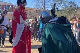 小姐姐身着汉服闪耀国外，“古代欧洲人”屈膝行礼~  #汉服 #国风 #国潮 #小姐姐 #颜值 