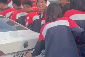 2025高考第一天，河南新乡“985”警车现场应援，考生纷纷摸车牌沾好运#大象主播说 @大象新闻主持人刘琳 #2025高考视频封面