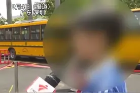 深圳一学校学生被迫坐地吃午饭只因不在校内订餐?校长:允许家长送饭 但校外订餐不能进教室 。深圳市龙岗区教育局已约谈校方人员，要求妥善安排学生就餐，做好家长沟通解释工作，避免再次发生类似情况。（来源：广东新闻频道）视频封面
