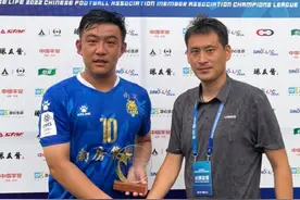 今天介绍一位中国大学生里的前锋天花板。在 #足协杯 上爆冷击败过#辽宁宏运 现在他连年笑傲#中冠联赛 射手榜。他就是前@河海大学足球队 的俞增频视频封面