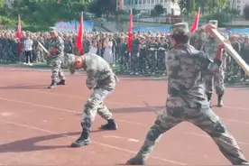8月30日(采访时间)，贵州毕节，高校军训时教官表演后背断木，没想到连打三下还没断。当事教官回应：木棍是湿的，打的过程有点失误。视频封面