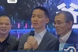 深圳“悬赏千万寻子”父亲谢岳与失散24年的儿子谢浩男团圆，送儿子奔驰G63和银行卡，儿子：暂时不需要。（来源综合直新闻、红星新闻）视频封面