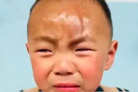 4月7日（采访日期），云南昭通，萌娃双脚跳到铲子上，结果给自己当头一棒鼓起大包，孩子爸爸：小时候我也是这样过来的视频封面