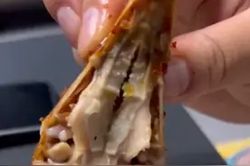 “进口”玉米粒？！女子从烤鸡头嘴中吃出未消化鸡食#食品安全卫生 视频封面