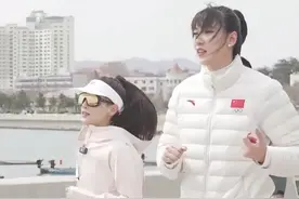 3月27日，山东威海，42岁黄圣依亮相跑马拉松，扎高马尾穿运动服活力十足。“威海这个城市非常美，感觉很惬意。”#黄圣依 #马拉松视频封面