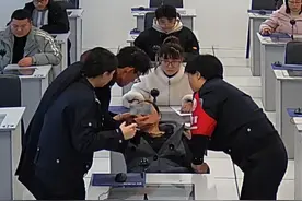 3月13日（发布时间），四川绵阳，女子科目一考试紧张到晕倒，监考民警及时“出手相救”，掐人中和虎口让她恢复意识。随后女子继续完成考试并顺利通过。#科目一