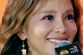 2025#中国电影导演之夜  朱迅眼含热泪，致谢田壮壮 ：“壮壮，三十年未见，半生已过，你须发皆白，我徐娘未老。”（央视频号：中国电影导演之夜）