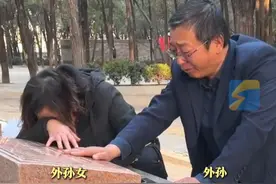 4月1日，山东济南。许维峰在济南战役牺牲后，历经77年终于寻亲成功。他的外孙、外孙女来到墓碑前祭奠，二人擦拭着墓碑，泪如雨下。许维峰的外孙张辉说：“姥爷牺牲时，母亲才4岁，她一直到去世都没能等到这一天。姥爷当年只有母亲这一个孩子，姥姥还是聋哑人，但他仍然义无反顾地去参军，说‘国家需要，咱大家都不去，那谁来保卫这个国家。’”#烈士视频封面