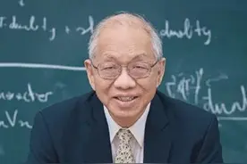 丘成桐：家庭教育是一切教育的基础我的父亲影响了我对学问的看法 丘成桐：家庭教育是一切教育的基础，我的父亲影响了我对学问的看法。#丘成桐 #数学 #教育 #认知 #人生感悟 视频封面