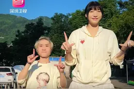 52厘米！重新定义"最萌身高差" 真爱让身高不是距离 1.68米的小伙与2.2米女子相恋，重新定义"最萌身高差"。他们是在互联网上认识的，认为身高不是阻碍。目前，女子已怀孕3个多月，他们计划今年6月结婚。#168cm重庆小伙与220cm女生相爱 #最萌身高差视频封面