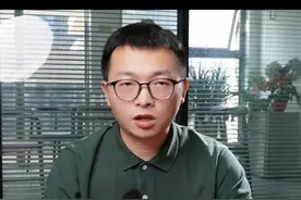 中国前首富成美国最大外籍地主之一，家财万贯，却睡不好觉 美国最大的外籍地主之一，竟然是个中国人，而且还曾是中国首富。
他叫陈天桥，在美国拥有10.8万英亩的林地，仅次于加拿大埃文家族，是美国最大的外籍地主之一。
他曾因为拿下网络游戏《传奇》的中国代理权，31岁就成为中国首富。但是在几年之后就激流勇退，先后移民到了新加坡和美国，只因为当时社会将《传奇》批为“电子鸦片”，毒害青少年，还发生过游戏玩家因为装备被没收，到他公司总部自残的事件。
巨大的压力让他患上了惊恐症。
家财万贯，却睡不好觉。
退居二线后，他最重要的事情不再是赚钱，而变成了另外两件：皈依佛教、研究人脑。归根结底是一件事：寻找心灵安宁的真谛。
为了研究惊恐症的病因和治疗方式，陈天桥搬到了美国，与加州大学数达成合作，捐赠10亿美元，用于脑科学的研究。#陈天桥 #华人 #美国移民 #海外身份规划 #移民视频封面