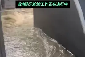 受台风“竹节草”影响 宁波公交车行驶中水漫入车内 数十趟公交停运或改道运营 当地防汛抢险工作正在进行中