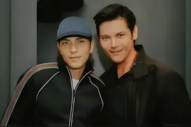 萧敬腾和向佐为何越长越像了？一张高清旧照的曝光，难怪向华强向太认作干儿子 #萧敬腾 #向佐 #向华强 #向太 #明星人物传