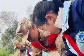 特别的入伍仪式！300名新兵和小学生一同致敬烈士，这是最好的传承👍视频封面