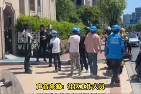 小区门口张贴外卖和狗不得进入遭骑手围堵，社区回应：保安个人行为，目前已被开除。