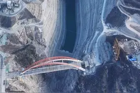 这里就是投资154亿元建造的陕西库容最大的水库，水源来自泾河，总工期为7年11个月，水库建成后, 将有效缓解泾河和渭河同时发生洪水时渭河下游的防洪压力, 减少渭河下游河道淤积，并可通过水库调水调沙,人造洪峰，增加渭河下游的冲刷机会，降低潼关高程，逐步恢复渭河下游功能，减轻洪涝灾害。#东庄水库#水利工程#泾河视频封面
