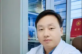 肝胆管结石症状和诊断 肝内胆管结石早期缺乏特异性症状，主要表现为不规则的右上腹不适，偶有轻微腹痛。#硬核健康科普行动  #医疗健康创作训练营 #结石 #胆结石 #肝胆视频封面