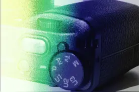 理光P档TV档AV档如何使用？ 首先p档也就是默认档位，可以选择调整ISO，相机会自动设置合适的光圈和快门速度,也可以选择ISO自动，那样就相当于全自动模式了，适合初学者快速出片也适合大部分场景。之后也可以用ADJ拨盘也就是控制曝光补偿去进行微调。
AV档是光圈优先模式，可以手动调节光圈，也就是拨动相机前端的拨盘，之后相机会自动调整快门和ISO，GR III和GR IIIx都拥有f2.8的大光圈，有着很好的虚化效果，拍摄人像和突出主体的题材，可以提供非常优秀的背景和前景虚化效果。如果是拍摄建筑，扫街等题材可以调小一点光圈，画面中的各个区域才会清晰地展现在你面前。
TV档则是快门优先模式，可以手动调节快门速度，光圈和ISO则会根据快门速度而调整。可以使用高速快门去抓拍运动中的物体，也可以用慢速快门拍摄运动的轨迹。新手想要不糊片，快门速度建议不低于1/100秒，如果拍摄的是动态的人像，扫街等题材，建议快门速度不低于1/250秒。
学会了嘛？赶快拿起GR去拍摄吧~

使用机型：GR III/GR IIIx
#扫街 #街头摄影 #GR一手掌握 #模式转盘 #相机教程