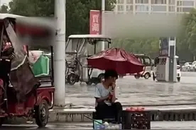 “小孩哪有不贪玩的时候啊”，男孩陪爷爷在街边卖桃子，当附近煎饼摊老板来打招呼时，男孩热情款待。网友：小小年纪却懂事得让人心疼（来源：@妮蛋儿菜煎饼 ）视频封面