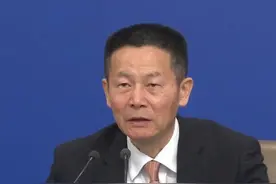 证监会主席吴清：稳妥实施科创板第五套上市标准（记者：李树超 曹雯璟）#聚焦两会 #科创板视频封面