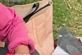 阿姨每天到驿站 捡快递包装，把上面的快递信息 剪下收集起来。拍摄者：你这是帮诈骗分子骗人视频封面