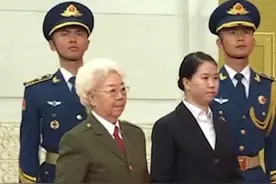 田华获颁“人民艺术家”国家荣誉称号奖章。这个敬礼，让人感动！致敬人民艺术家！（来源：央视时政）视频封面